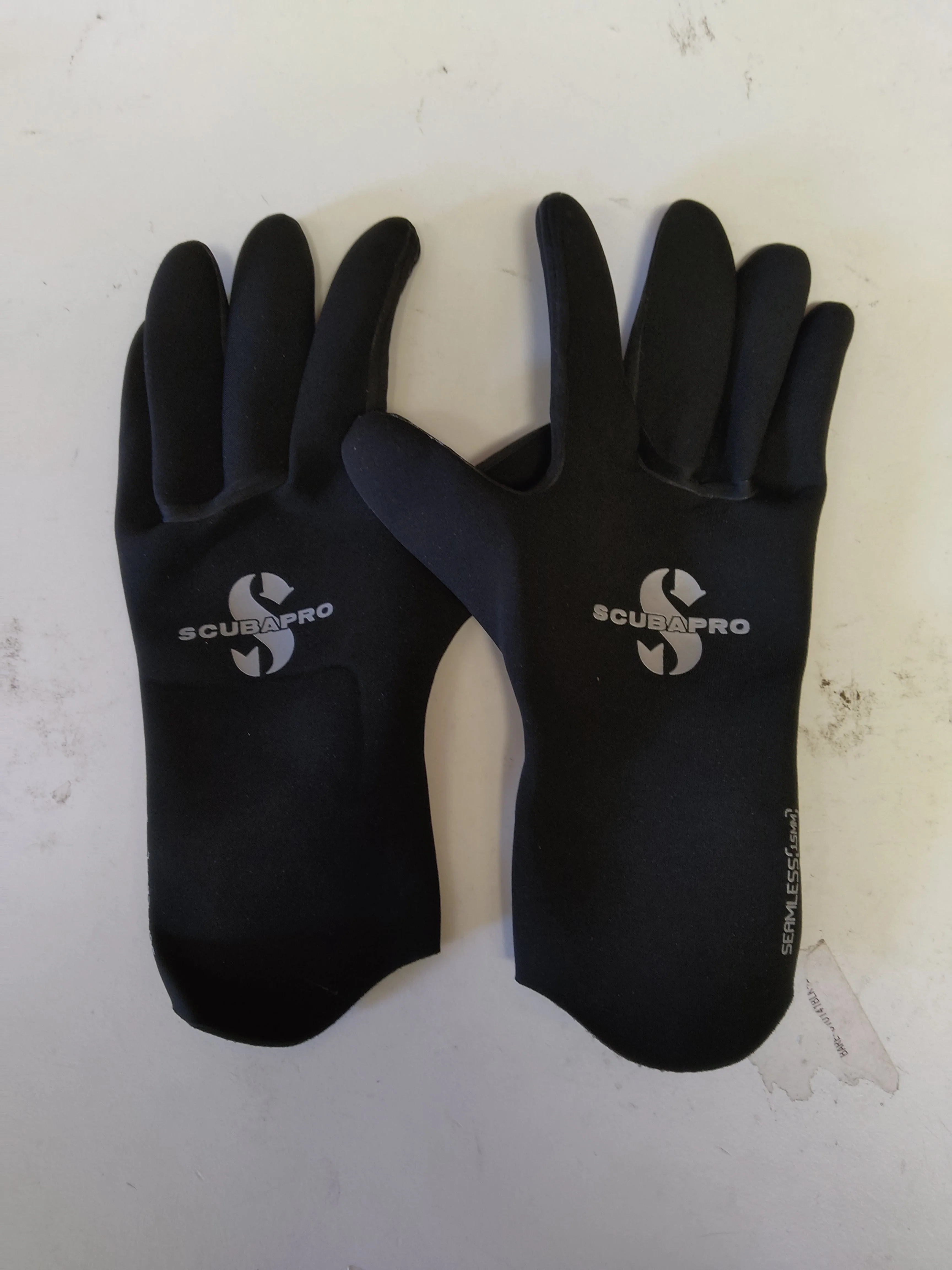 Used Scubapro Seamless 1.5 mm Glove - Image 2