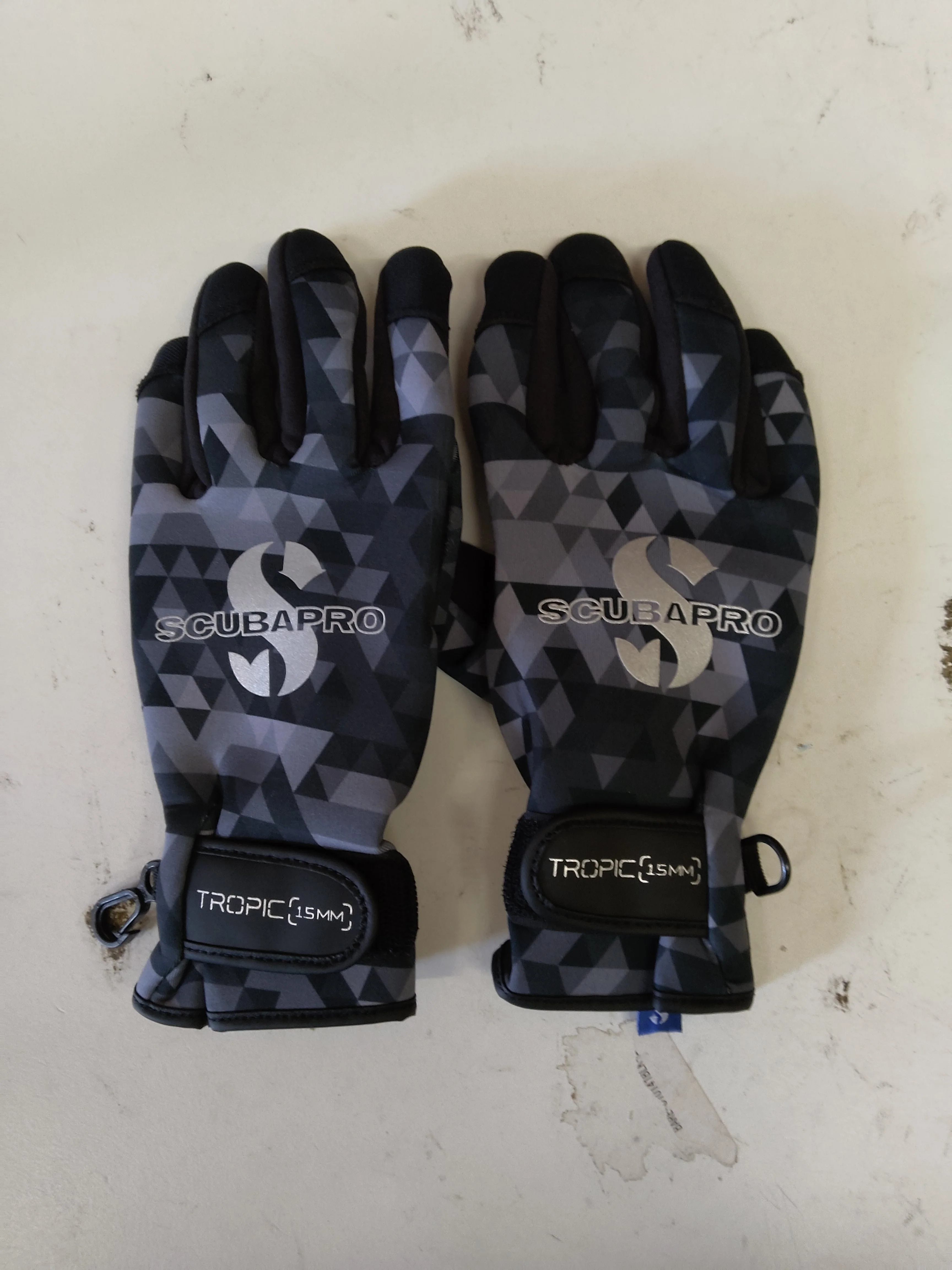 Used Scubapro Tropic 1.5mm Dive Glove - Image 8